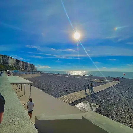 La Maison Bleue, Proche De