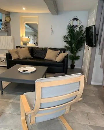 La Maison Bleue, Proche De بيت للعطل