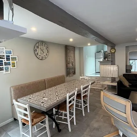 La Maison Bleue, Proche De